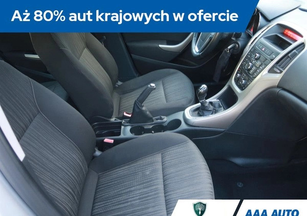 Opel Astra cena 26000 przebieg: 175943, rok produkcji 2011 z Poznań małe 172